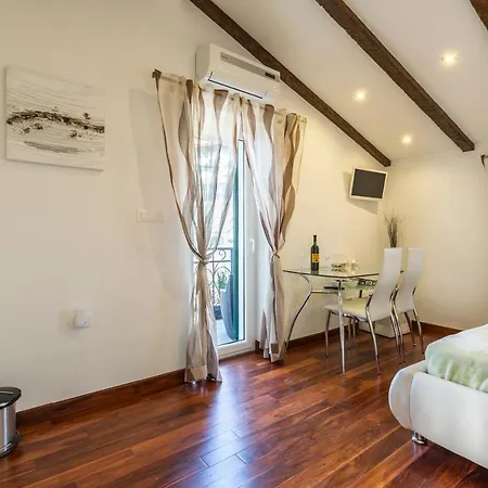 Apartment Tomadi *